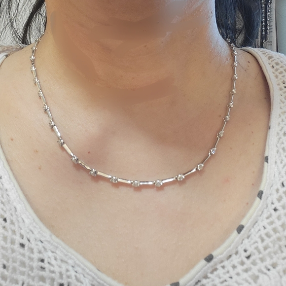 2-carat Round-Brilliant Diamond Station Necklace in 18K White gold setting - Picture 7 of 17